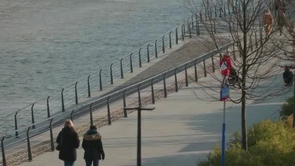 Personas Irreconocibles Paseo Marítimo Ciudad Polonia — Vídeos de Stock