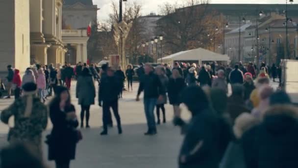 Люди Ходят Улицам Старого Города Варшавы Туристы Посещают Варшаву Зимой — стоковое видео