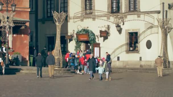 Ludzie Spacerujący Ulicami Warszawskiego Starego Miasta Turyści Odwiedzający Warszawę Zimą — Wideo stockowe