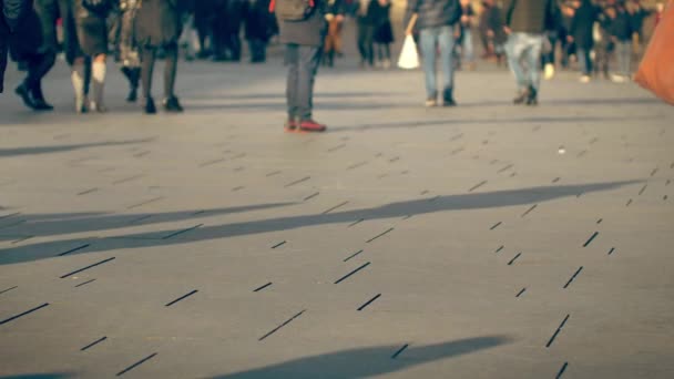 Ludzie Spacerujący Ulicami Warszawskiego Starego Miasta Turyści Odwiedzający Warszawę Zimą — Wideo stockowe