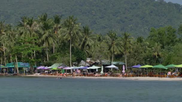 Остров Куок Вьетнам Красивое Солнце Традиционные Лодки Люди Отдыхают Пляже — стоковое видео