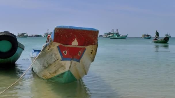 Phu Quoc Sziget Vietnam Gyönyörű Nap Hagyományos Hajók Emberek Pihennek — Stock videók