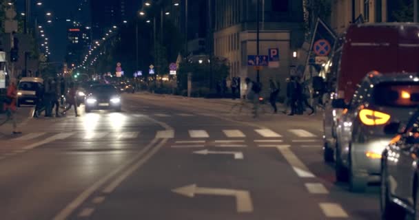 Вечернее Движение Европейском Городе Машины Пешеходы Улице Варшаве — стоковое видео
