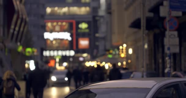Вечірній Рух Європейському Місті Машини Пішоходи Вулиці Варшаві — стокове відео