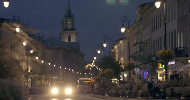 Tráfego Noturno Cidade Europeia Carros Pedestres Rua Varsóvia Vídeo De Bancos De Imagens