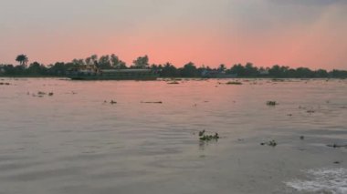 Vietnam 'da Mekong Delta' da günbatımı. Tekneden görünüm.