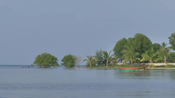 越南Phu Quoc岛 美丽的阳光 传统的小船 人们在海滩上悠闲自在 — 图库视频影像