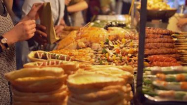 Vietnam 'da gece pazarında yemek.. 