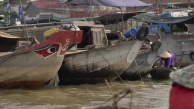 Vietnam 'daki Mekong Deltası. Teknenin manzarası. Cai Güney Vietnam 'da yüzen bir pazar olacak..