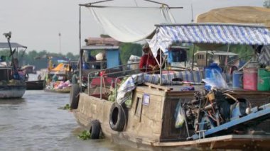 Vietnam 'daki Mekong Deltası. Teknenin manzarası. Cai Güney Vietnam 'da yüzen bir pazar olacak..