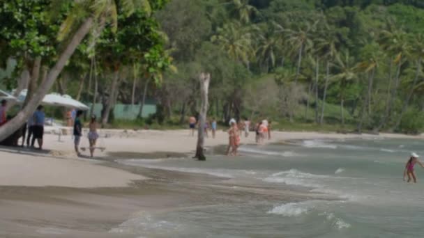Люди Отдыхают Пляже Сао Самом Красивом Пляже Острова Пху Куок — стоковое видео