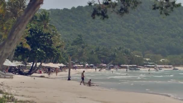 Persone Che Rilassano Sulla Spiaggia Sao Spiaggia Più Bella Dell — Video Stock