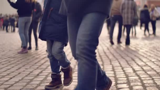 Unerkennbare Menschen Der Europäischen Stadt — Stockvideo