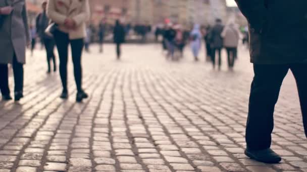 Des Gens Méconnaissables Dans Ville Européenne — Video