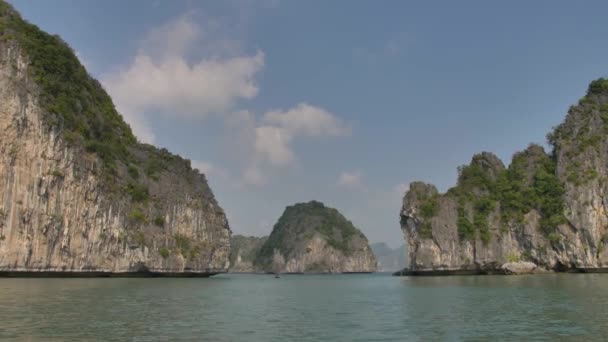 ベトナムのハロン湾にボートと海岸線 — ストック動画