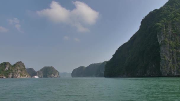 在越南下龙湾与船的海岸线 — 图库视频影像