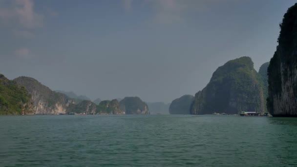 在越南下龙湾与船的海岸线 — 图库视频影像