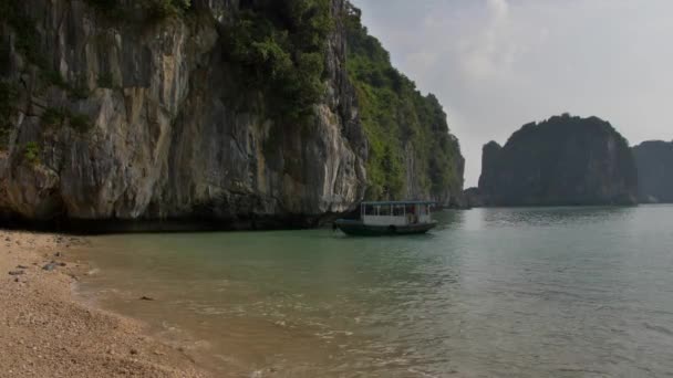 Costa Con Barco Long Bay Vietnam — Vídeos de Stock