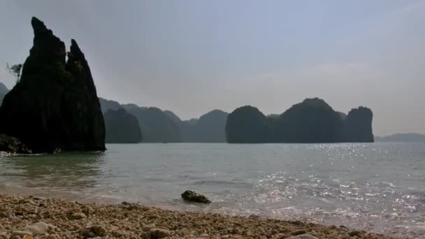 Kustlinje Med Båt Long Bay Vietnam — Stockvideo