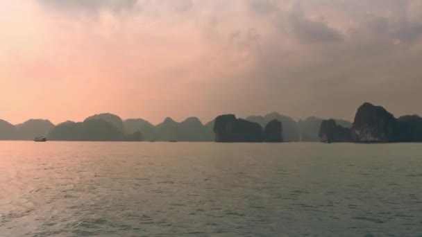 Long Körfezi Vietnam Teknesi Olan Sahil Şeridi — Stok video