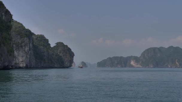 Costa Con Barco Long Bay Vietnam — Vídeos de Stock