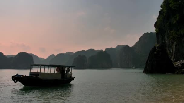 Costa Con Barco Long Bay Vietnam — Vídeos de Stock