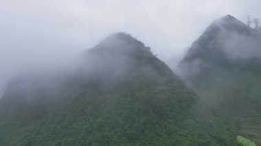 Ha Giang vilayetindeki dağlar, Vietnam.