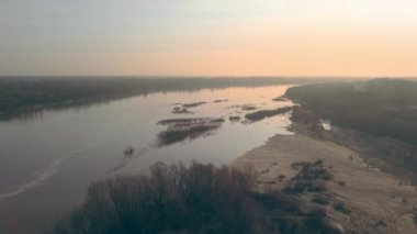 Nehir ormanı yukarıdan görünüyor.