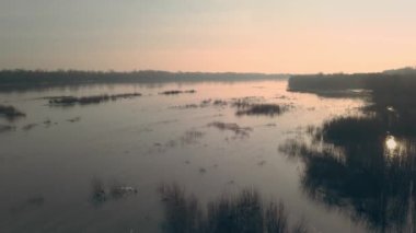 Sabah nehir kenarı manzarası.