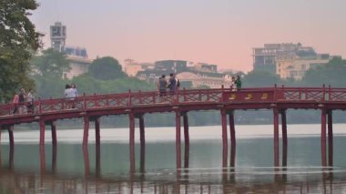 Hanoi, Vietnam 'da nehir üzerinde köprü.