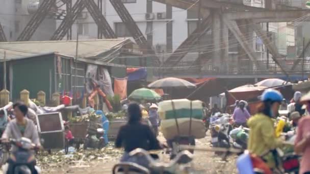 Unerkennbare Menschen Auf Den Straßen Von Hanoi Vietnam — Stockvideo