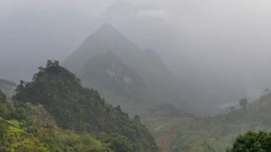 Ha Giang vilayetindeki dağlar, Vietnam.