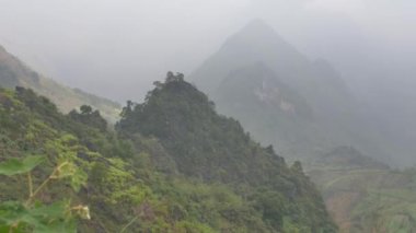 Ha Giang vilayetindeki dağlar, Vietnam.