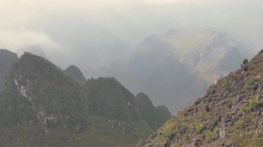 Ha Giang vilayetindeki dağlar, Vietnam.