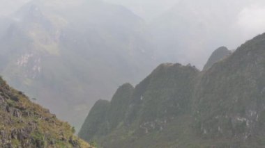 Ha Giang vilayetindeki dağlar, Vietnam.