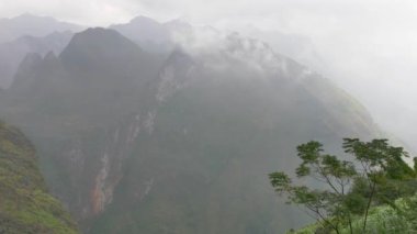 Ha Giang vilayetindeki dağlar, Vietnam.