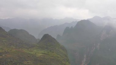 Ha Giang vilayetindeki dağlar, Vietnam.