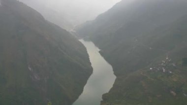 Ha Giang vilayetindeki dağlar, Vietnam.