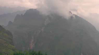Ha Giang vilayetindeki dağlar, Vietnam.