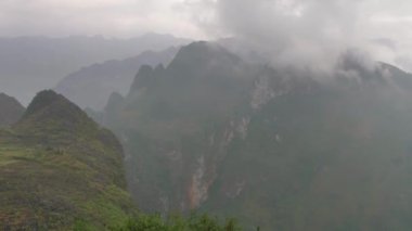 Ha Giang vilayetindeki dağlar, Vietnam.