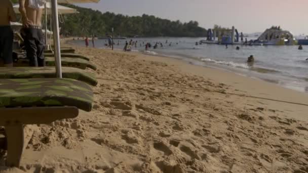 베트남의 섬에서 아름다운 해변에서 사람들이 휴식을 취하고 — 비디오