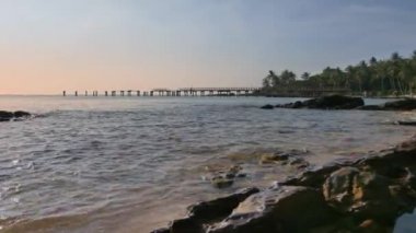 İnsanlar Sao Sahili 'nde dinleniyor. Phu Quoc Adası' nın en güzel plajı, Vietnam..