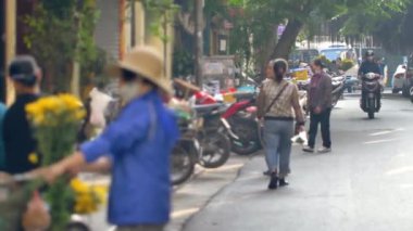 Hanoi, Vietnam sokaklarında tanınmayan insanlar..