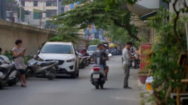 Hanoi, Vietnam sokaklarında tanınmayan insanlar..