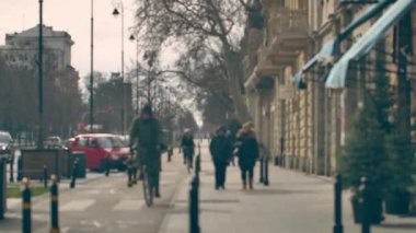 Avrupa şehrinde tanınmayan insanlar.