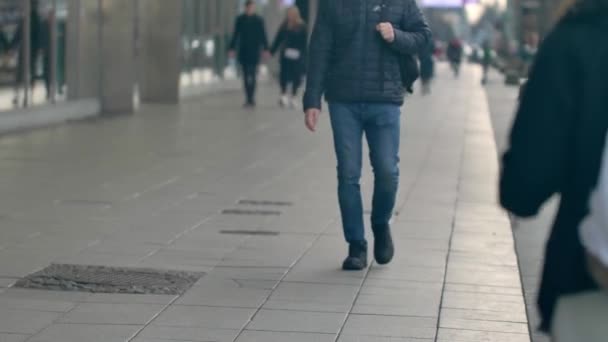 Неузнаваемые Люди Европейском Городе — стоковое видео