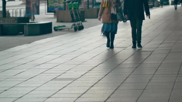 Unerkennbare Menschen Der Europäischen Stadt — Stockvideo