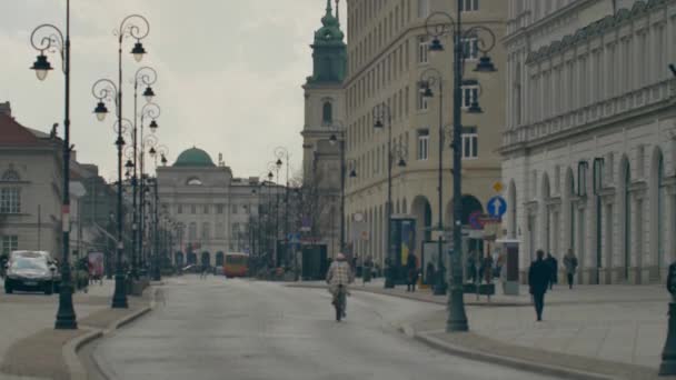 Oigenkännliga Människor Den Europeiska Staden — Stockvideo