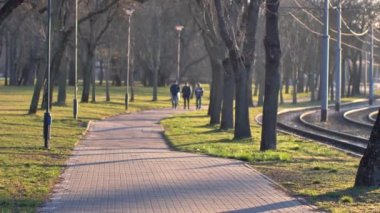 Boş parkta güneş doğuyor. Karantina sırasında boş şehir.