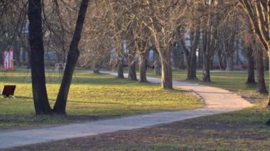 Boş parkta güneş doğuyor. Karantina sırasında boş şehir.